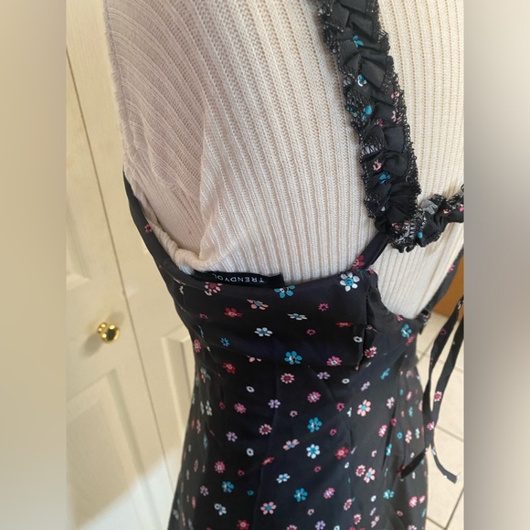 Trendyol Woman Black Petite Patterned Back Low -Cut Dress - Picture 4 of 10